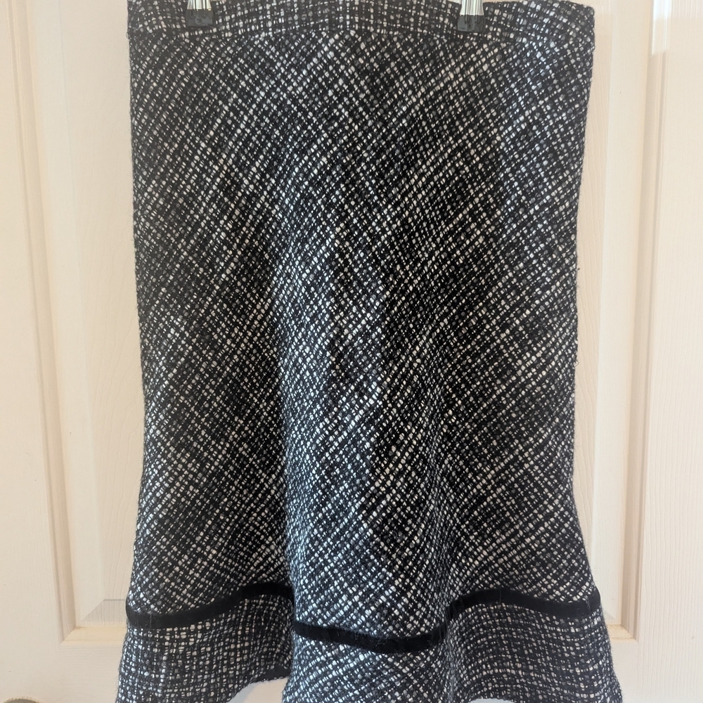 GAP Boucle Black and White Flounce Hem Size 4 Midi Skirt